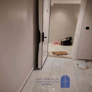 معلم تركيب عازل صوت للباب الظهران