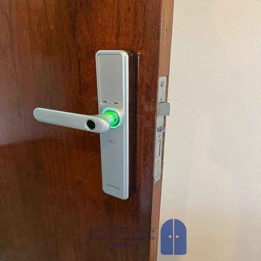 فني تركيب قفل باب ذكي الظهران